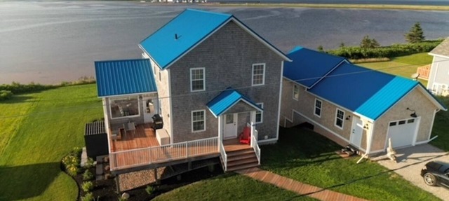 North Shore Ocean-Front Cottage With Access to Quiet Beach & Hot Tub in North Rustico