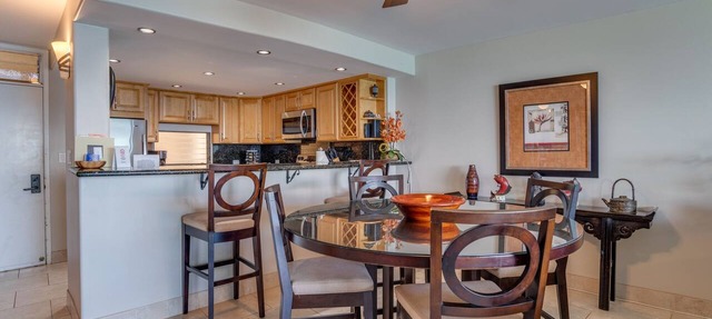 NOTHING BUT OCEAN VIEWS! Remodeled, AC, direct ocean front, large 2bd/2bth in Lahaina