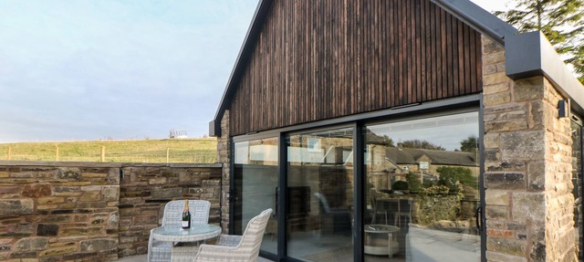 OVERLEA COACH HOUSE, romantic, luxury holiday cottage in Hayfield in High Peak