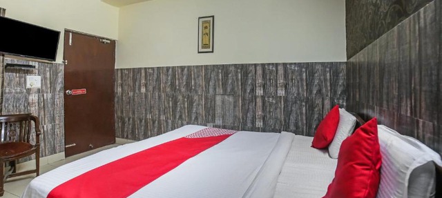 OYO Downtown Inn Near Leisure Valley Park in Gurgaon