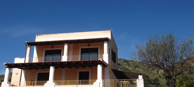 Panoramic villa, 100 meters from the sea and 400 from the port of Lipari, with 3 apartments. in Lipari