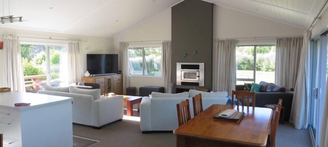 Peace and Tranquilty Close to Town in Acacia Bay