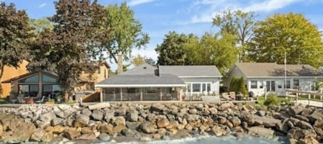 Peaceful 3-bedroom lake house with hot tub, and sauna.Birders paradise. in Amherstburg