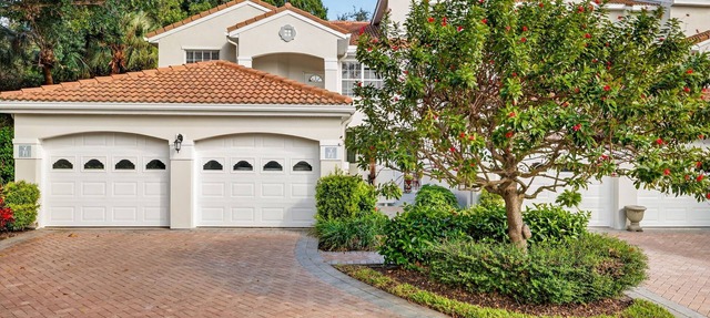 Pelican Bay Retreat–Luxury Naples Getaway with Beach Access & Premier Amenities in Naples