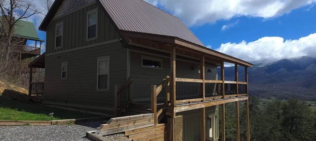 PET FRIENDLY! Amazing Mountain Views! Hot Tub, Pool Table, Gas grill, and quiet. in Sevierville