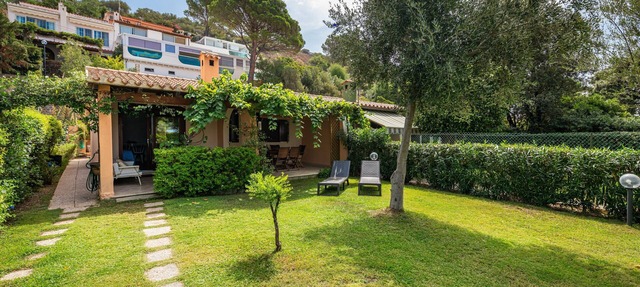 Pet-Friendly Holiday Home “Casa Anna” next to the Beach with Sea Views in quartu sant'elena