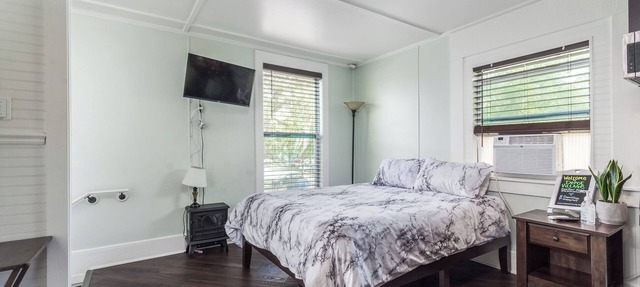 Pet friendly studio on 2nd level with a full bathroom and kitchen in Gainesville