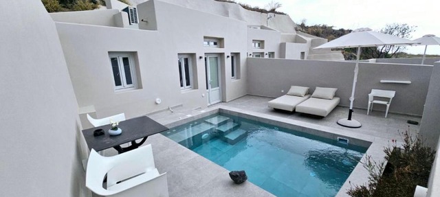Petroma Cave Suites in Vourvoulos