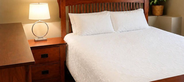 Private 2BR Creekside Suite Sleeps 6 Full Kitchen Patio & BBQ in Surrey