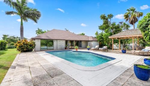 Private Pool 3 Bedrooms Oasis Sandalwood Escape in George Town