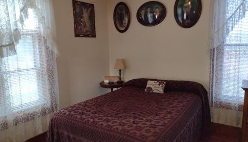 Quiet FULL-SIZE bed close to town 420 friendly in Trinidad