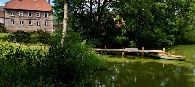 Quiet vacation apartment with wood-burning stove, sauna, garden & terrace on historic estate. Castle courtyard in Zeitlofs