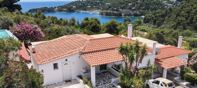 Quiet villa with ocean views and a private garden—a 5-minute walk from the beach in Skiathos