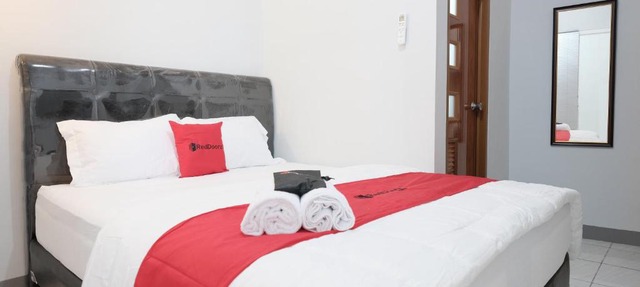 RedDoorz Syariah near Siloam Hospital Kebon Jeruk in Jakarta