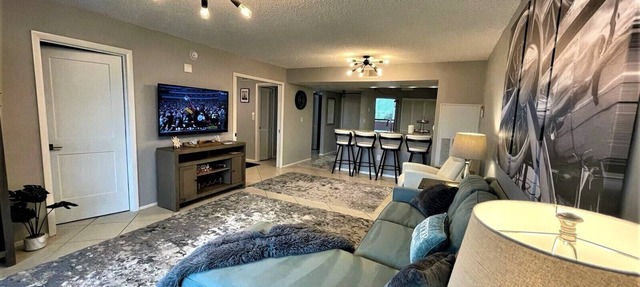 Relaxing 3 Bd 2 Br Condo w/Heated Poll - Hot Tub - Tennis & Pickleball Court in Marco Island