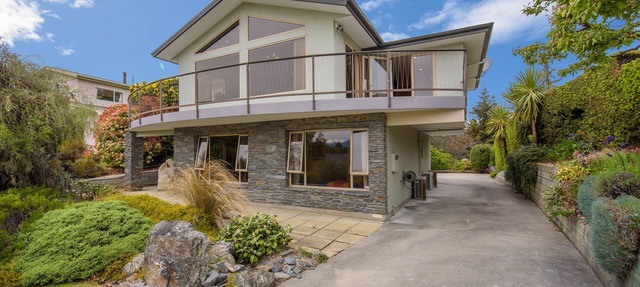 Retro Ski Lodge - Wanaka Holiday Home in Wanaka