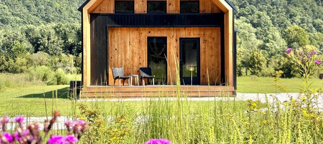 River Rascal - Scenic views, River with BEACH, Hot Tub, Fire pit, Starry Nights in Stanton
