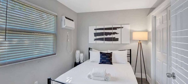 Rustic 1BR Apt in FTL with Kitchen & Pool in Fort Lauderdale