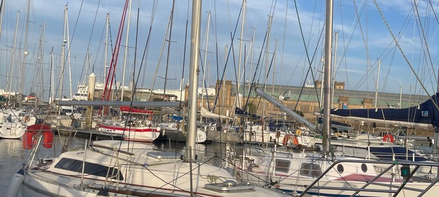 Sailing Boat 'Miraflores' with Sea View, Private Terrace and Wi-Fi in Cherbourg