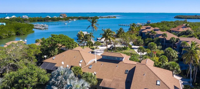 SANDY TUNDRA TOWNHOUSE, WATER-VIEWS, BOAT SLIP, PRIVATE BEACH, CLUB ACCESS in Captiva