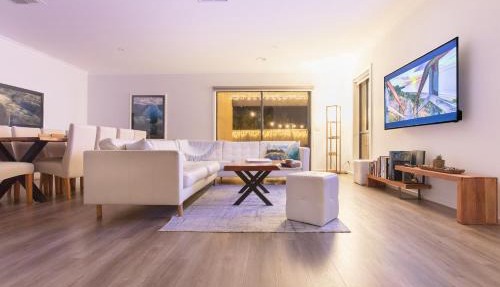 Sauna, King Beds, Tranquility Base Fun Large Home in Saint Leonards