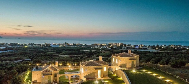 Sea View 3 bedroom villa with a heated pool in Hersonissos
