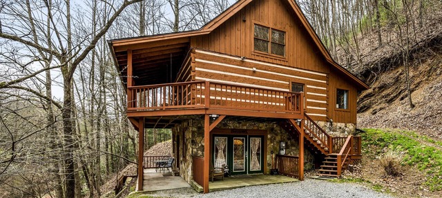Secluded Log Cabin! Free pool access, big yard, awesome location! in Townsend