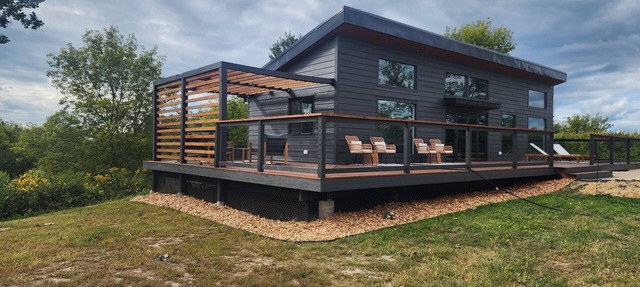 Secluded Modern Cabin with Bluff Views, Hot Tub, Fire Pit. in Houston