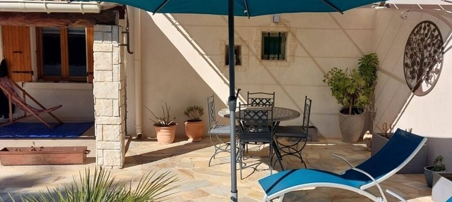 Self-contained gîte for 2 people, with kitchen, close to the greenways. in PLAN D ORGON