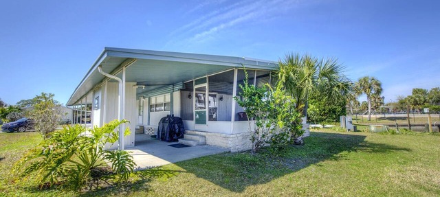 Serene Waterfront Getaway: Perfect Vacation Rental for Families in Wakulla County, FL in Wakulla County