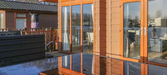 SHORE BEATS WORK - CAPENWRAY 10 in South Lakeland Leisure Village in Carnforth