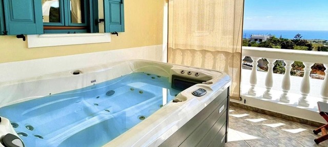 Skarmoutsos Holiday Home|Hot tub|Free parking in Santorini
