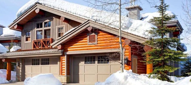 Ski-access retreat w/hot tub & fireplace in Whistler