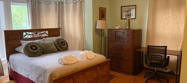 Skyeship House in Woods - 8 Beds wHot Tub in Bridgewater