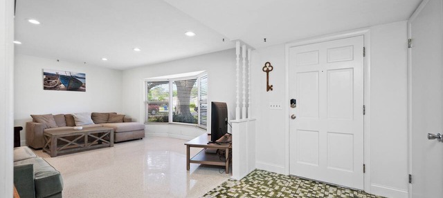 Spacious 3 Bedroom 2 Bath Walk to Eagle Lake Park Fenced Yard in Clearwater