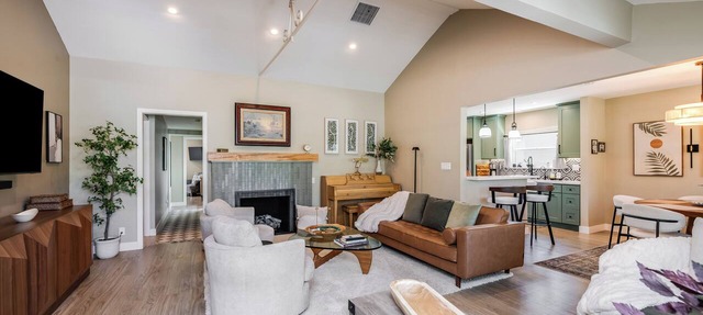 Spacious 3BR/3BA Modern Home, Firepit, Private Yard Studio City/Universal Close in Studio city