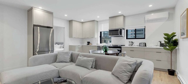Spacious 3BR w/Large Terrace | Free Parking | Griffintown in Montréal