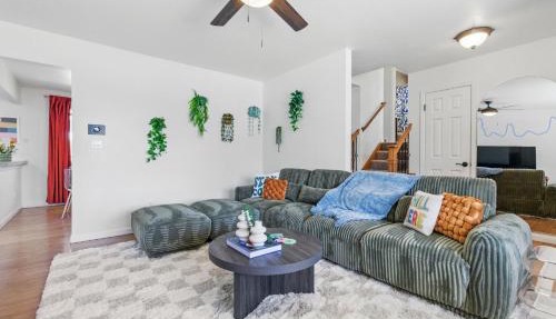 Spacious 4BD - Backyard BBQ, Fire Pit & Mini Golf in Arvada
