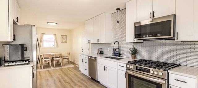 Spacious 5-bedroom house with AC, WiFi in welcoming Minneapolis near Downtown in Minneapolis