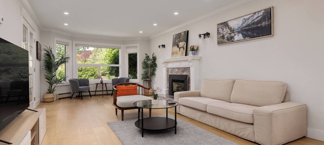 Spacious 6BR Home Near DT and 15 mins to YVR in Vancouver