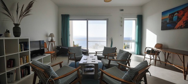 Spacious and comfortable seafront apartment, exceptional views in quiet setting in Ghajnsielem