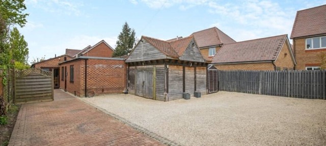 Spacious Gloucestershire Bungalow Retreat for Groups & Family Gatherings in Gloucester
