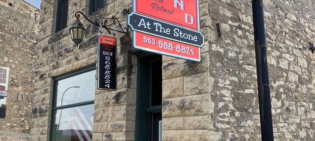 Spacious home downtown with 6 king beds. Sleeps up to 17 guests, outdoor shower. in Lansing