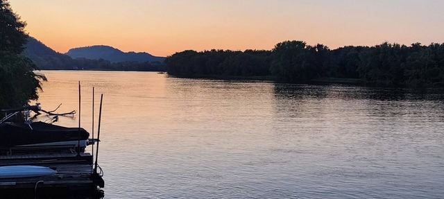 Spacious house w/hot tub & river view in Winona