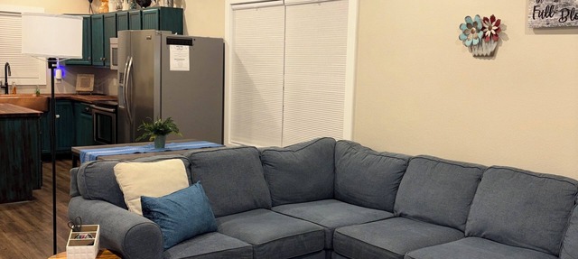 Spacious Private Studio Attached Garage WasherDryer Wi-Fi in Sullivan