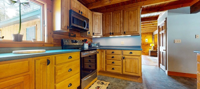Spacious retreat with private hot tub, game room, deck, fireplace, & W/D in Chester