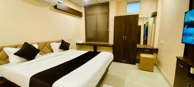Stay10 B&M LUXURY ACCOMDATION in Indore