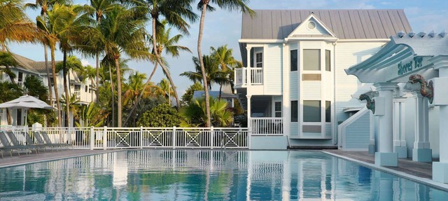 Steps to Duval St + Free Breakfast, Pool & Spa in Key West