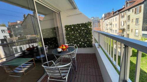 Studio plein centre, calme, parking inclus, piscine et gardien in Grenoble
