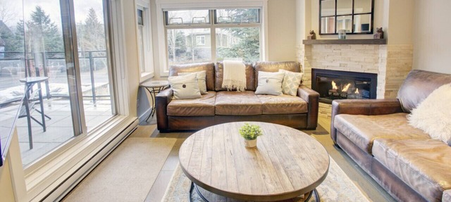 Stunning 1BR:Sleeps 2 Comfortably ,Balcony,Hot Tub,Pool+ BBQ,Walk to Everything! in Whistler